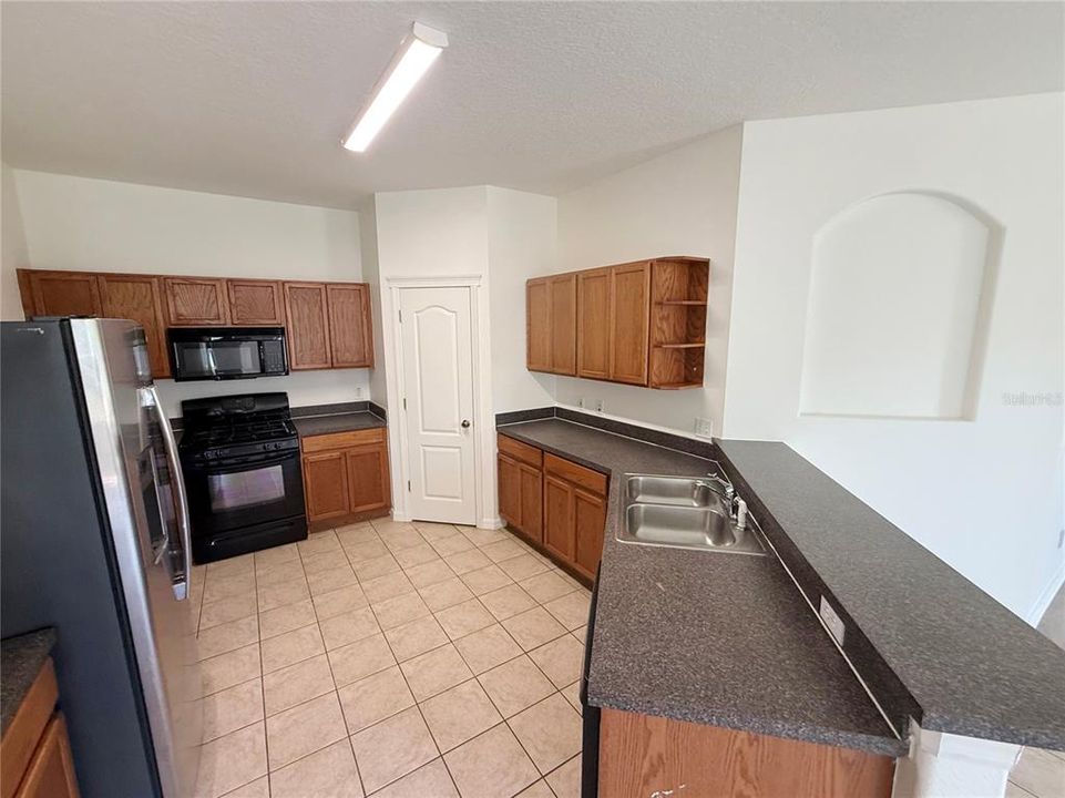Active With Contract: $259,900 (3 beds, 2 baths, 1581 Square Feet)