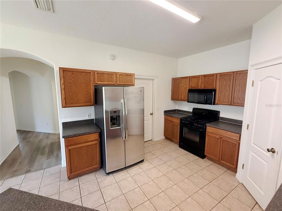 Active With Contract: $259,900 (3 beds, 2 baths, 1581 Square Feet)