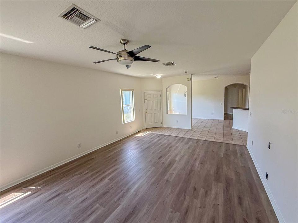 Active With Contract: $259,900 (3 beds, 2 baths, 1581 Square Feet)
