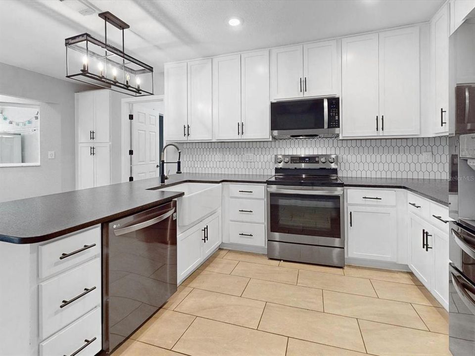 Activo con contrato: $634,900 (4 camas, 3 baños, 2832 Pies cuadrados)