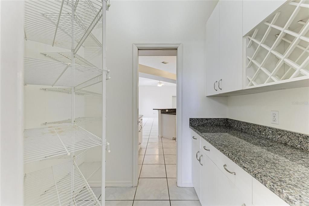 Activo con contrato: $3,400 (4 camas, 3 baños, 2330 Pies cuadrados)