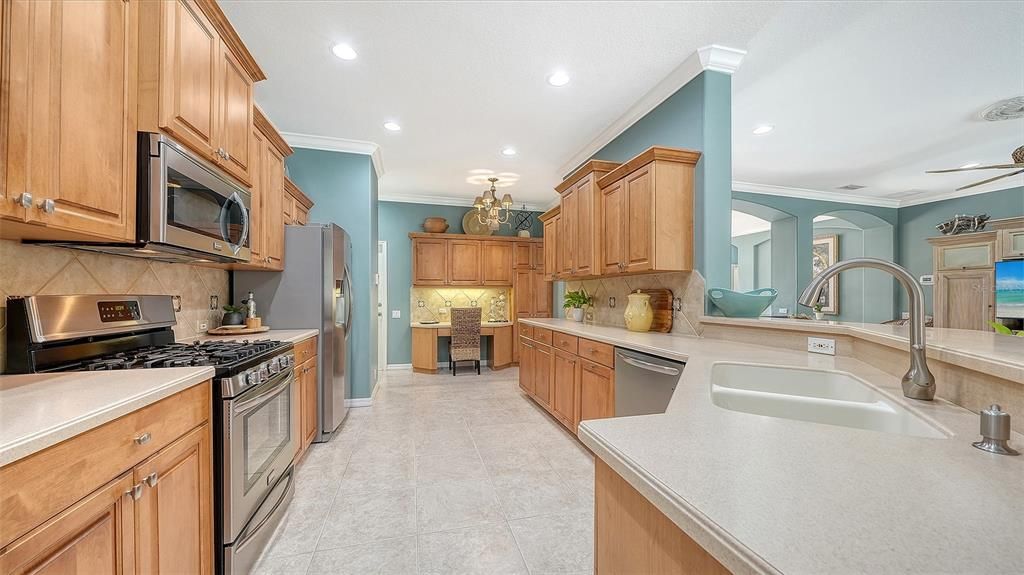 Activo con contrato: $749,000 (3 camas, 2 baños, 2307 Pies cuadrados)
