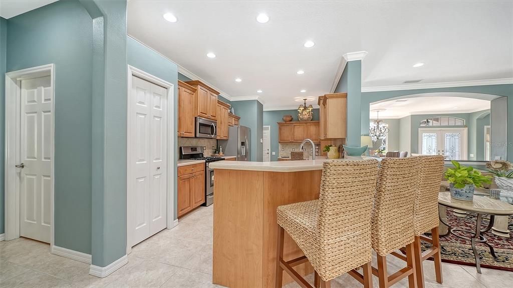 Activo con contrato: $749,000 (3 camas, 2 baños, 2307 Pies cuadrados)