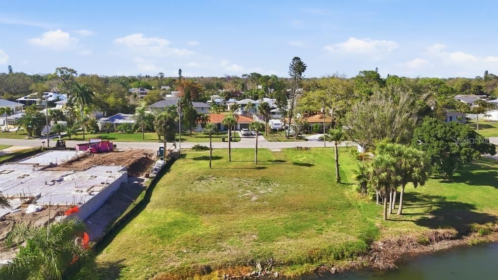 En Venta: $1,789,999 (0.49 acres)