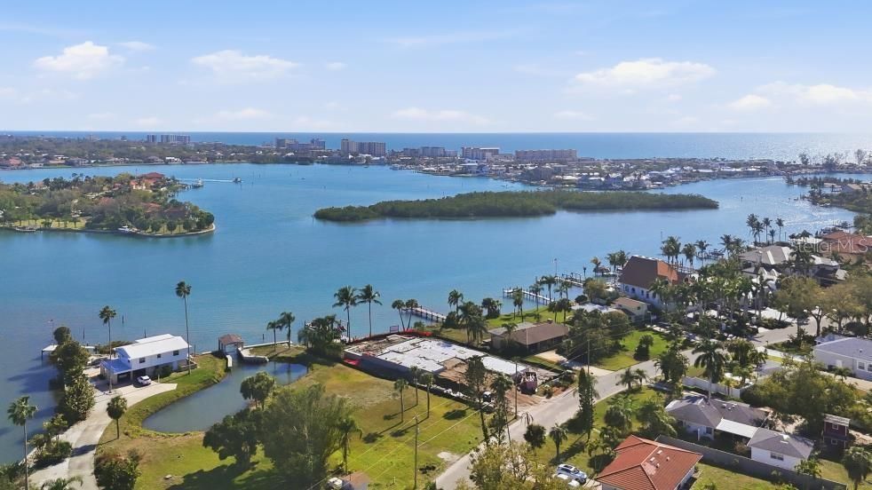 En Venta: $1,789,999 (0.49 acres)