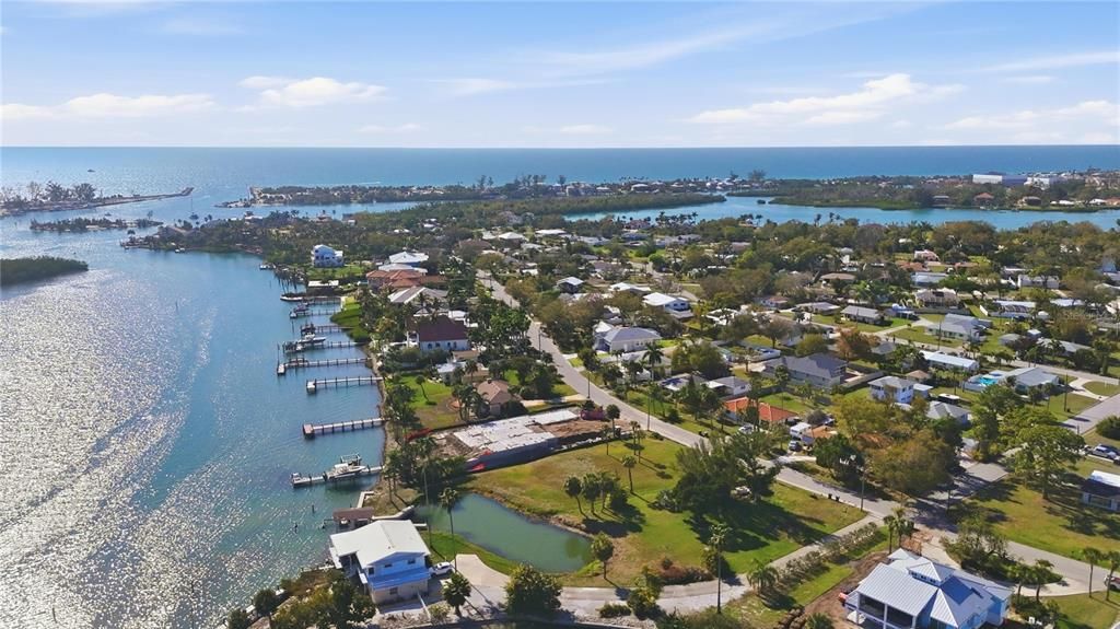 En Venta: $1,789,999 (0.49 acres)