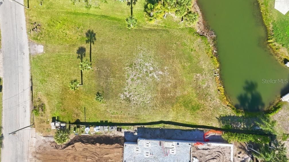 En Venta: $1,789,999 (0.49 acres)