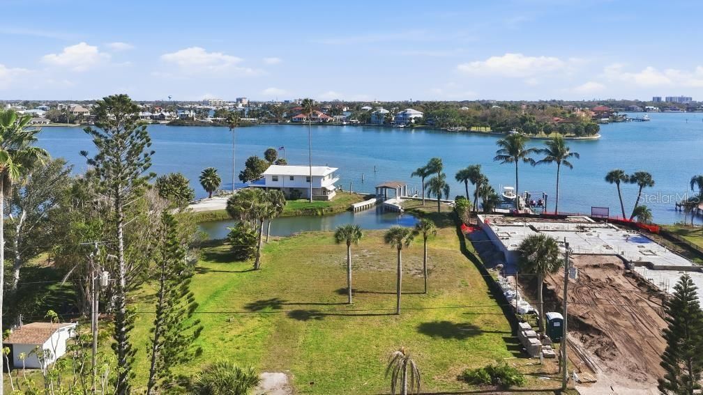 En Venta: $1,789,999 (0.49 acres)