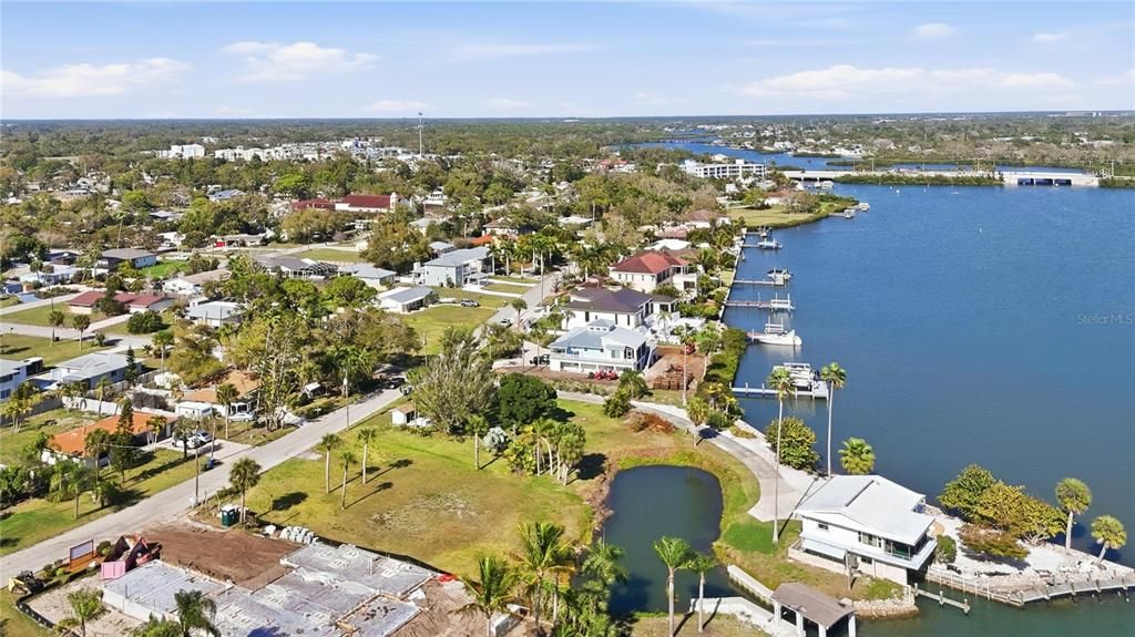 En Venta: $1,789,999 (0.49 acres)