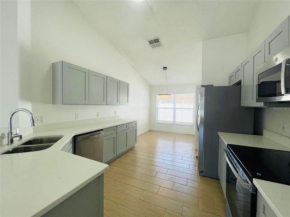 Под контрактом: $2,295 (4 спален, 2 ванн, 1802 Квадратных фут)