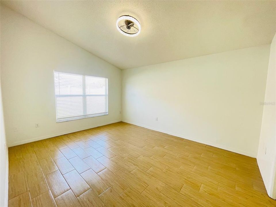 Под контрактом: $2,295 (4 спален, 2 ванн, 1802 Квадратных фут)