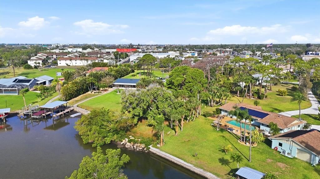 En Venta: $449,000 (1.27 acres)