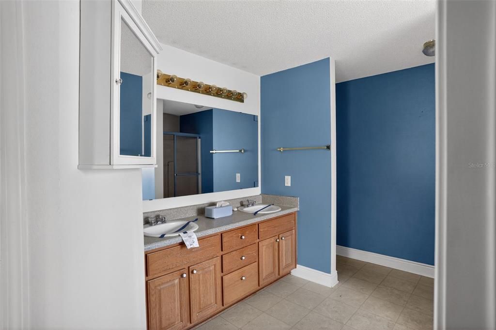 For Sale: $325,000 (4 beds, 3 baths, 2250 Square Feet)