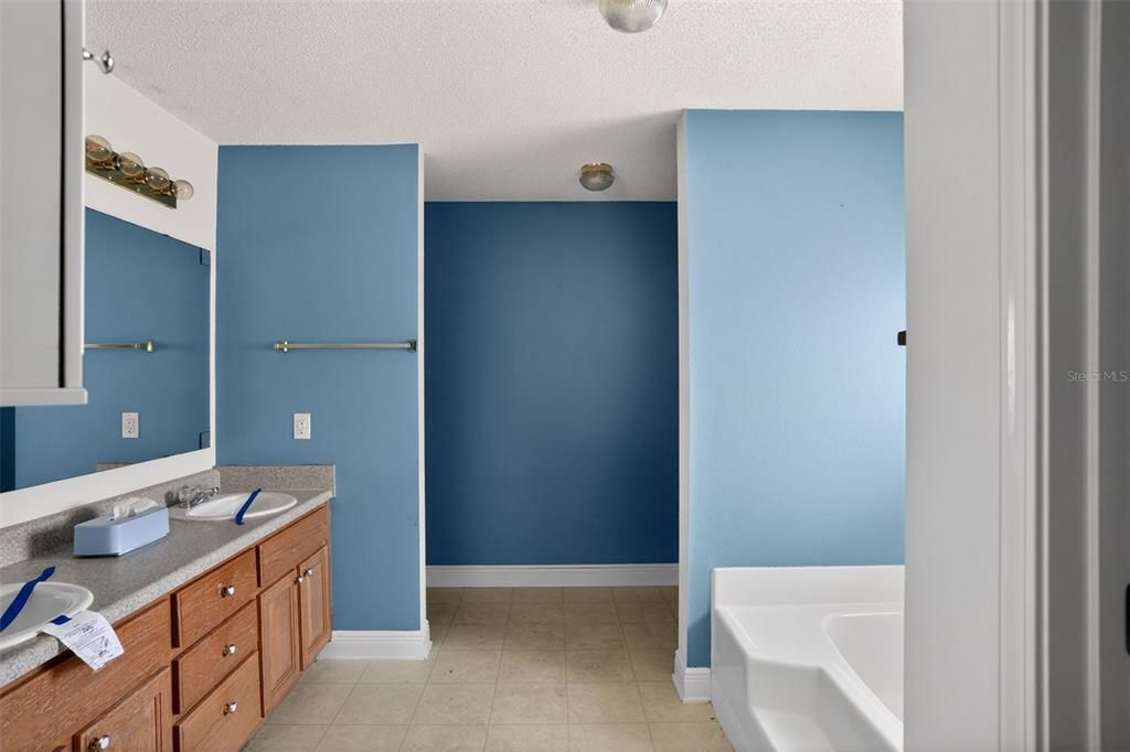 For Sale: $325,000 (4 beds, 3 baths, 2250 Square Feet)