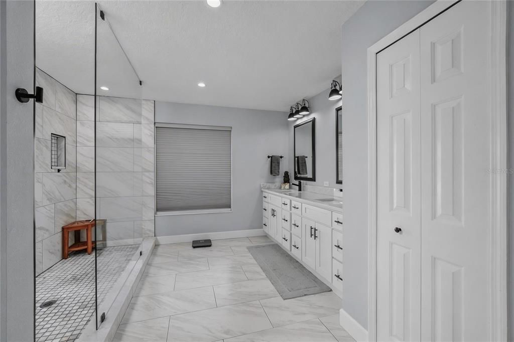 Activo con contrato: $935,000 (5 camas, 3 baños, 3852 Pies cuadrados)