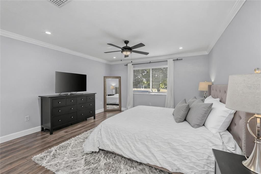 Activo con contrato: $935,000 (5 camas, 3 baños, 3852 Pies cuadrados)