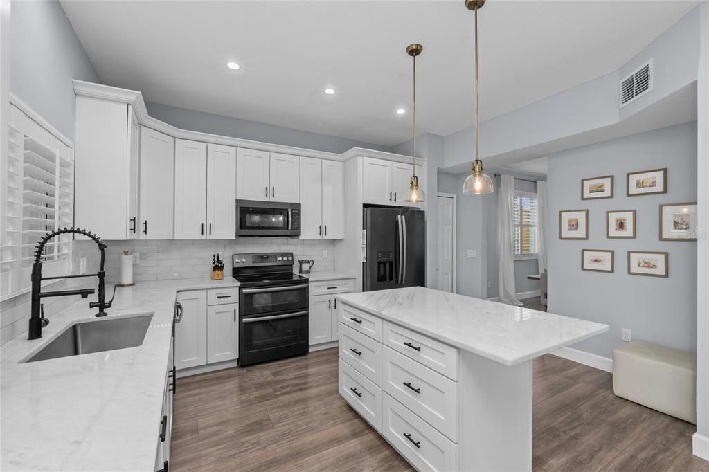 Activo con contrato: $935,000 (5 camas, 3 baños, 3852 Pies cuadrados)