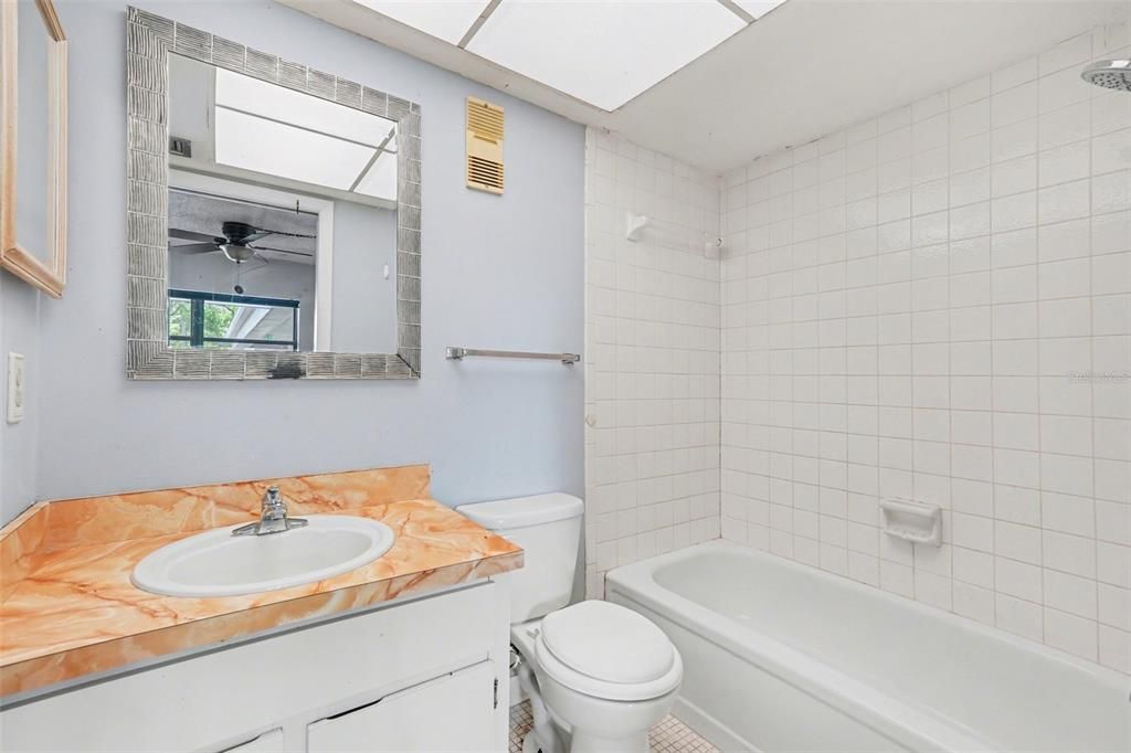 Activo con contrato: $118,000 (2 camas, 2 baños, 1110 Pies cuadrados)