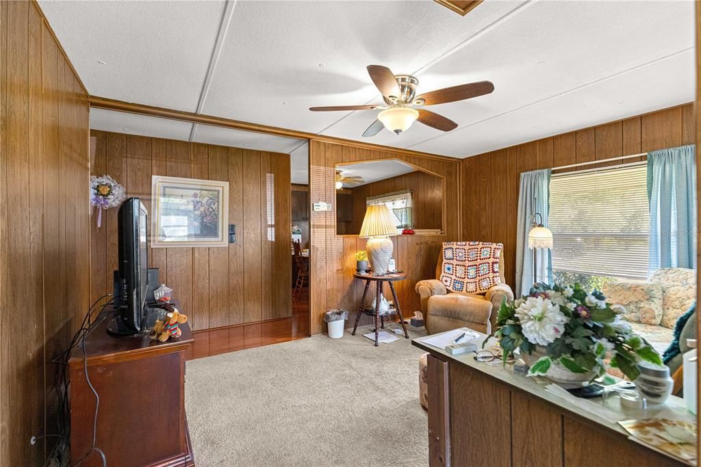 For Sale: $125,000 (2 beds, 1 baths, 864 Square Feet)