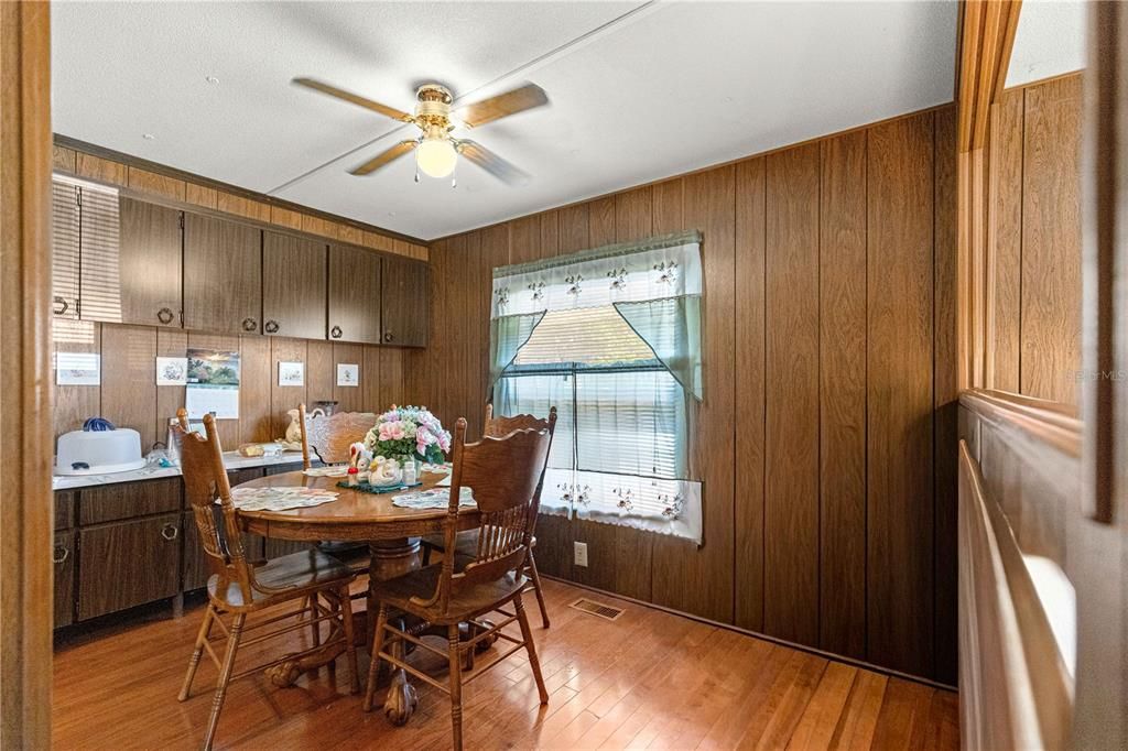 For Sale: $125,000 (2 beds, 1 baths, 864 Square Feet)