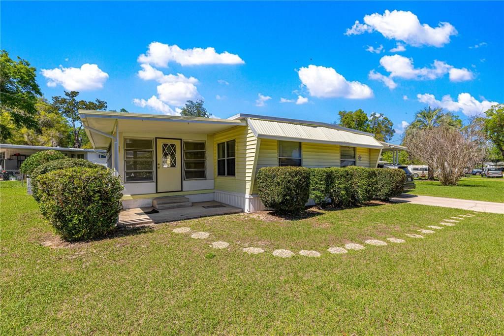 For Sale: $125,000 (2 beds, 1 baths, 864 Square Feet)