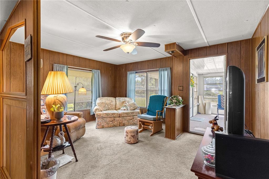 For Sale: $125,000 (2 beds, 1 baths, 864 Square Feet)