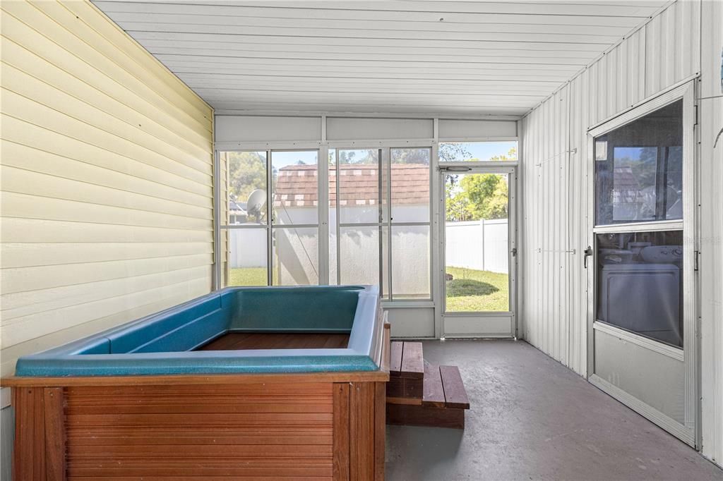 For Sale: $125,000 (2 beds, 1 baths, 864 Square Feet)