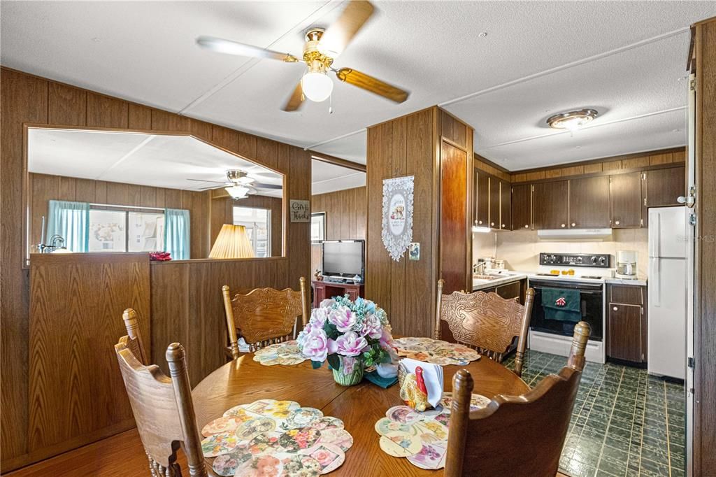 For Sale: $125,000 (2 beds, 1 baths, 864 Square Feet)