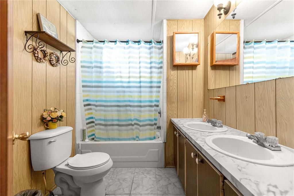 For Sale: $125,000 (2 beds, 1 baths, 864 Square Feet)