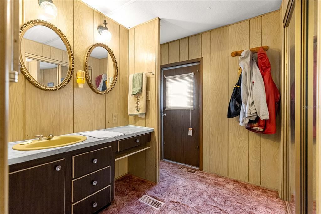 For Sale: $125,000 (2 beds, 1 baths, 864 Square Feet)