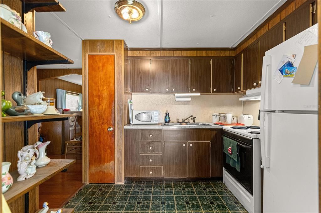 For Sale: $125,000 (2 beds, 1 baths, 864 Square Feet)