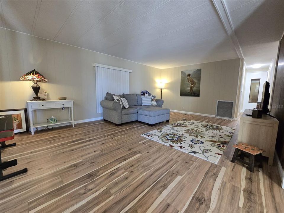 For Sale: $179,000 (2 beds, 2 baths, 1272 Square Feet)