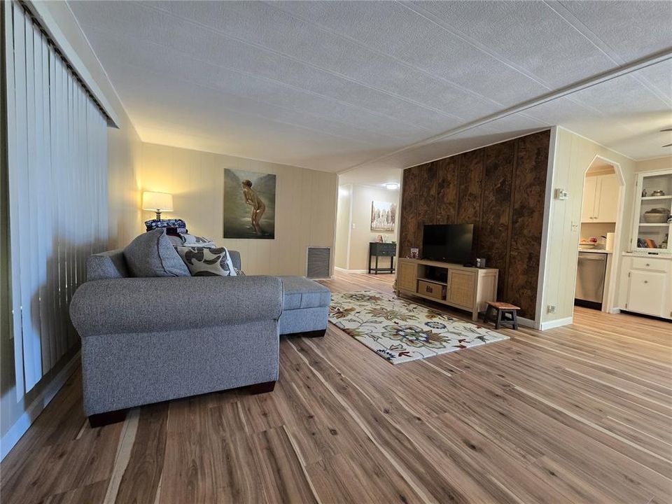 For Sale: $179,000 (2 beds, 2 baths, 1272 Square Feet)
