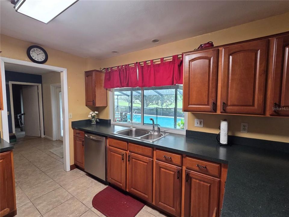 Activo con contrato: $324,900 (4 camas, 3 baños, 2058 Pies cuadrados)