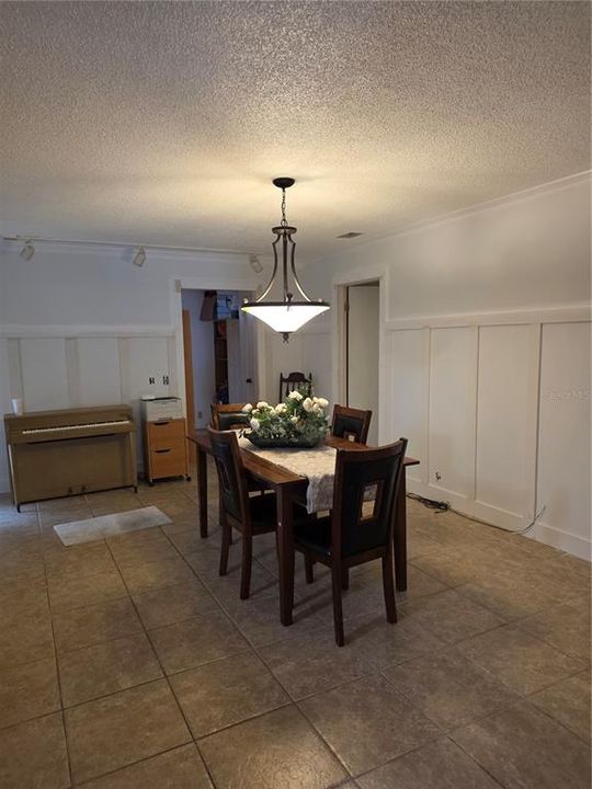 Activo con contrato: $324,900 (4 camas, 3 baños, 2058 Pies cuadrados)