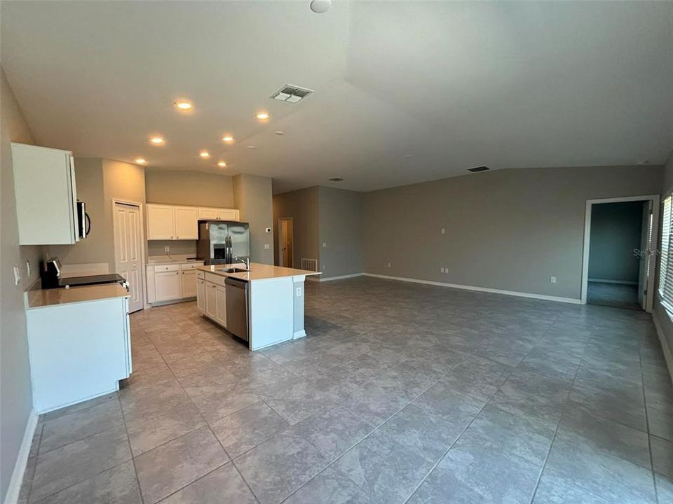Active With Contract: $2,000 (4 beds, 2 baths, 1935 Square Feet)