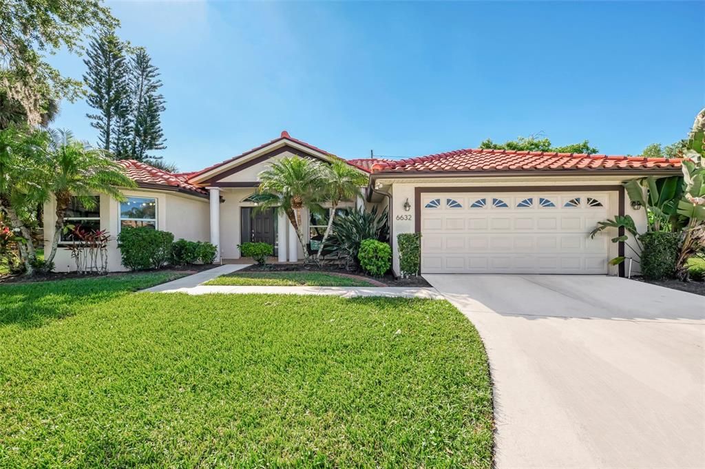 Active With Contract: $464,900 (2 beds, 2 baths, 1690 Square Feet)