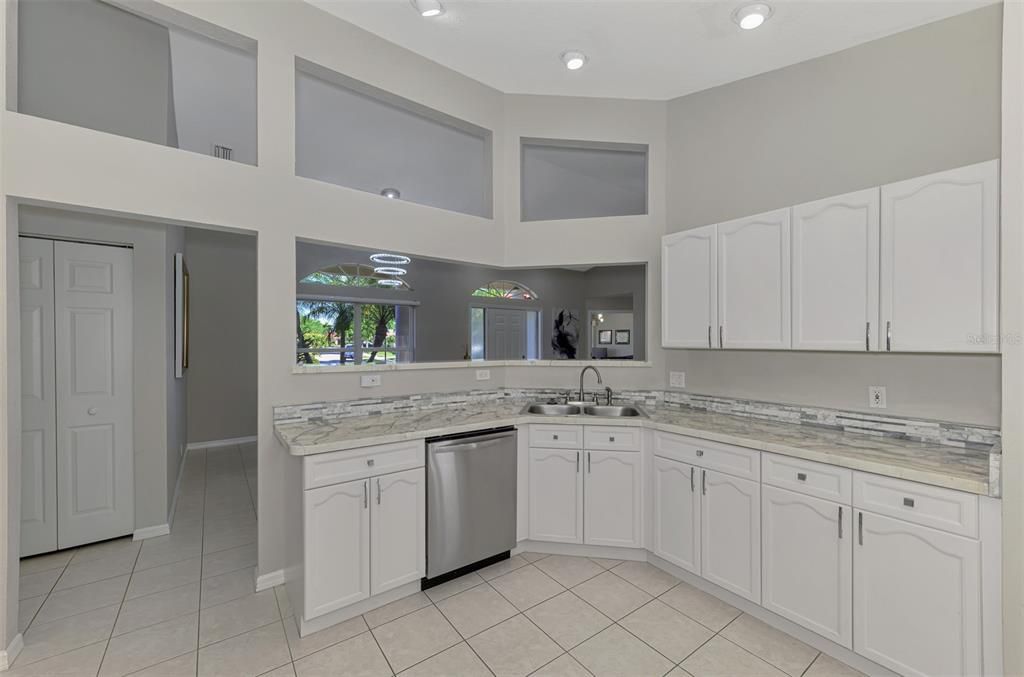 Active With Contract: $464,900 (2 beds, 2 baths, 1690 Square Feet)