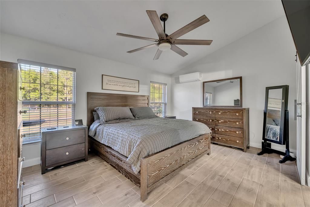For Sale: $885,000 (6 beds, 4 baths, 3213 Square Feet)