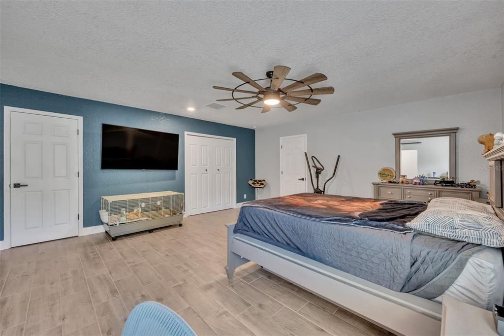 For Sale: $885,000 (6 beds, 4 baths, 3213 Square Feet)