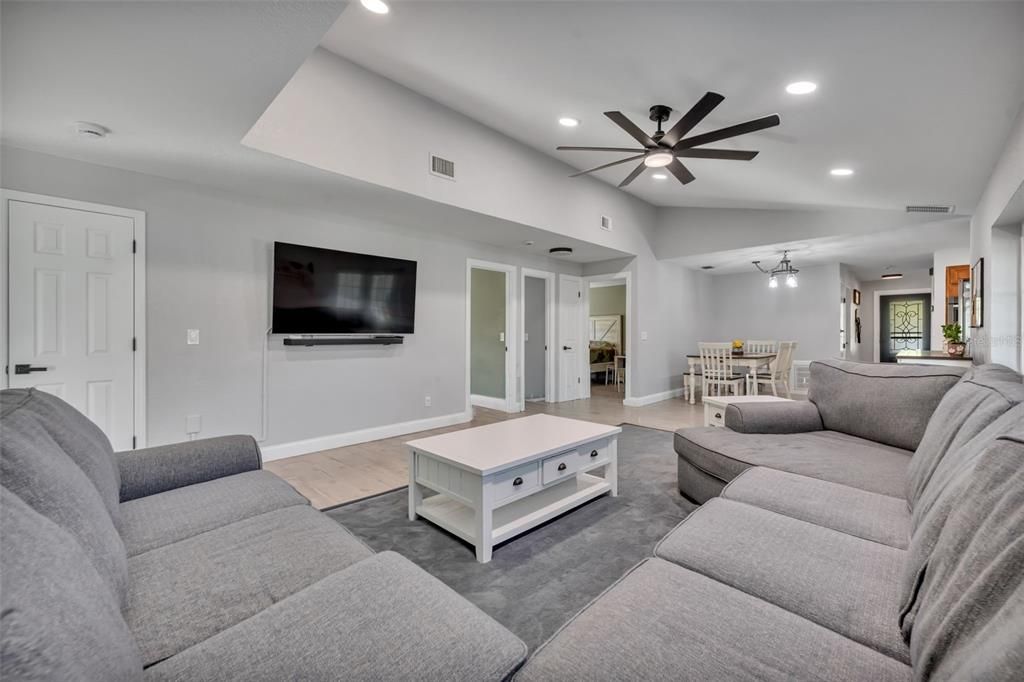 For Sale: $885,000 (6 beds, 4 baths, 3213 Square Feet)