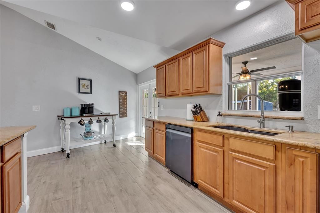 For Sale: $885,000 (6 beds, 4 baths, 3213 Square Feet)