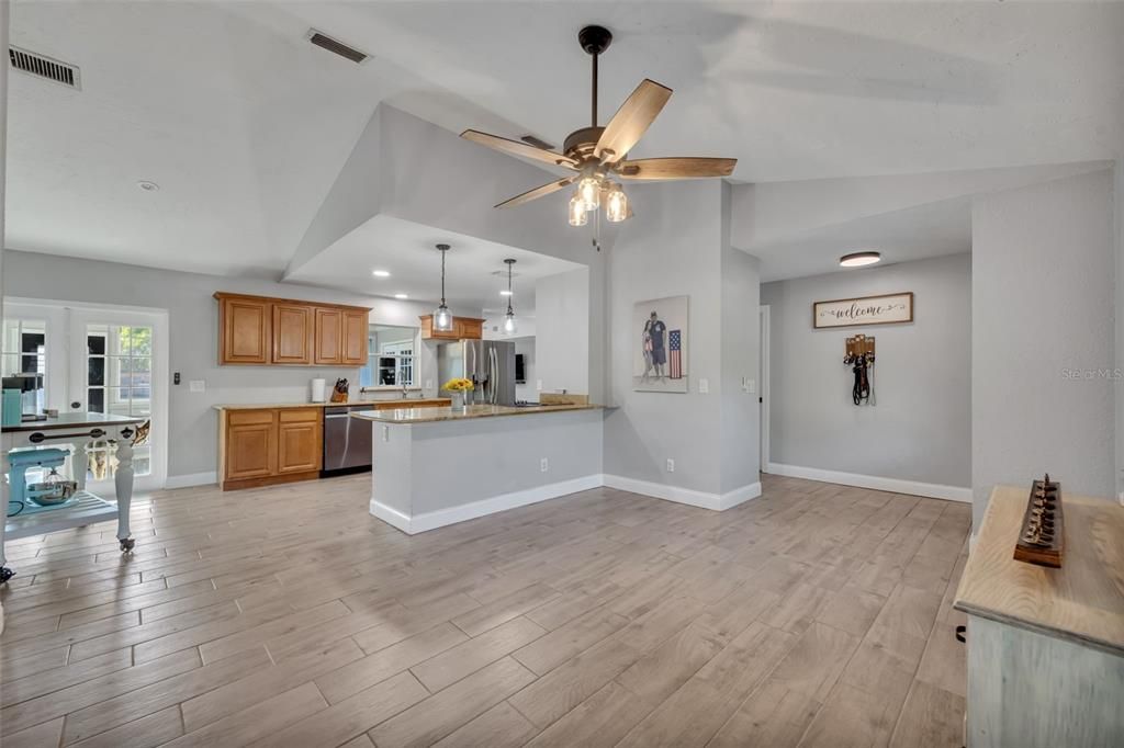 For Sale: $885,000 (6 beds, 4 baths, 3213 Square Feet)
