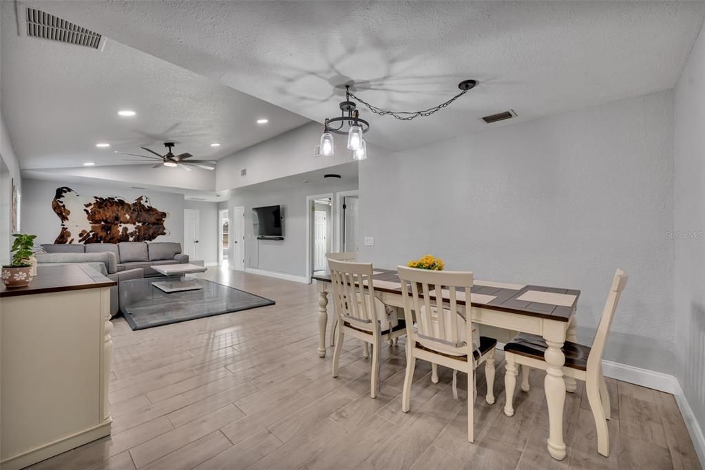 For Sale: $885,000 (6 beds, 4 baths, 3213 Square Feet)