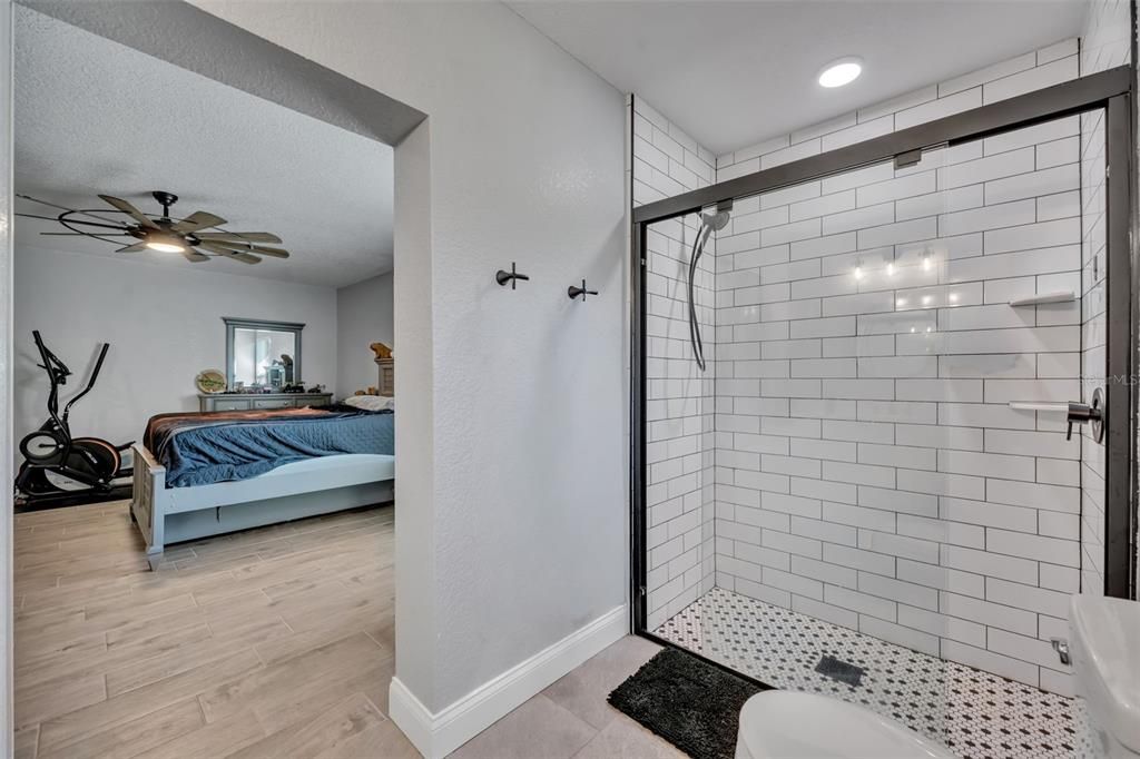 For Sale: $885,000 (6 beds, 4 baths, 3213 Square Feet)