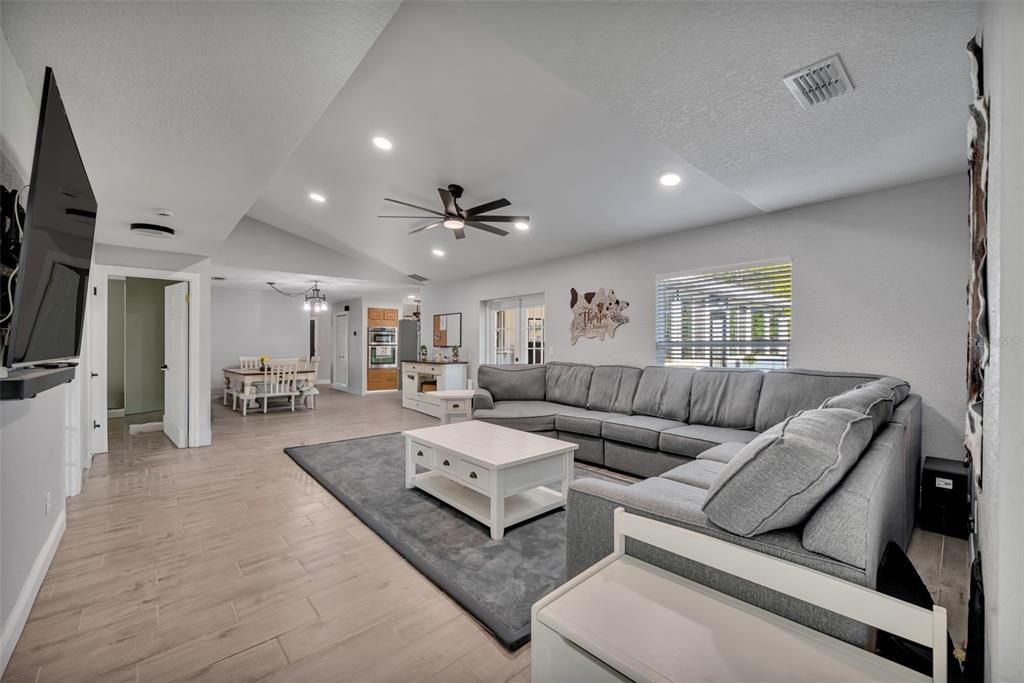 For Sale: $885,000 (6 beds, 4 baths, 3213 Square Feet)