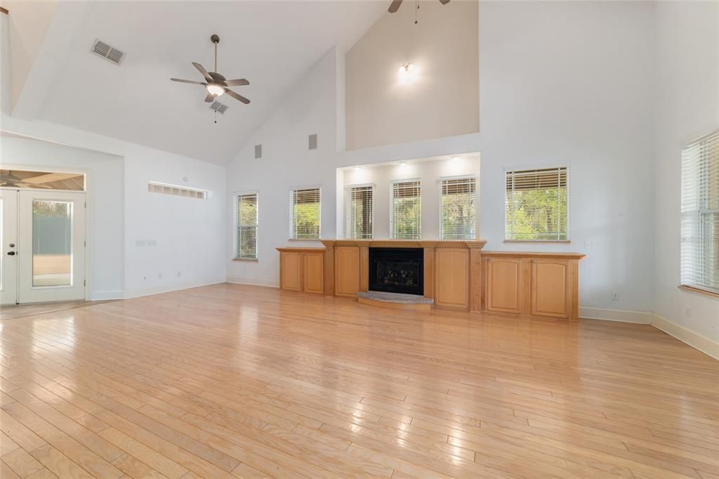 待售: $1,600,000 (5 贝兹, 5 浴室, 4458 平方英尺)