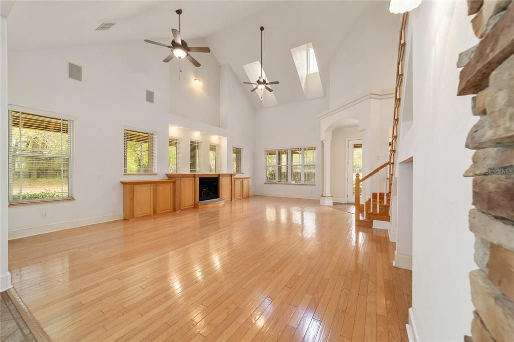 待售: $1,600,000 (5 贝兹, 5 浴室, 4458 平方英尺)