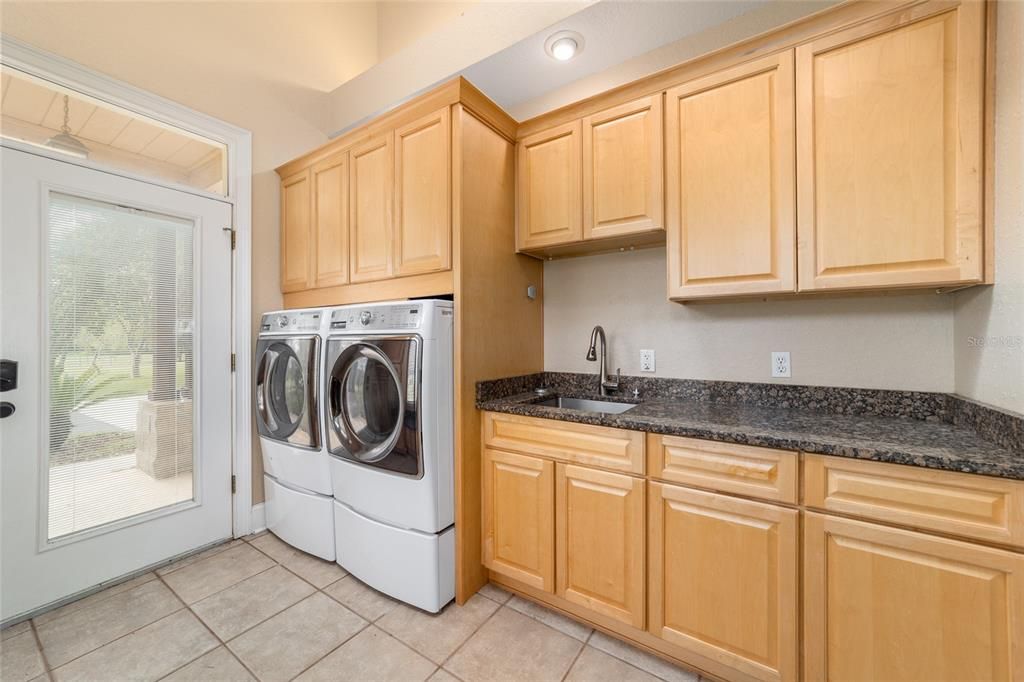 待售: $1,600,000 (5 贝兹, 5 浴室, 4458 平方英尺)