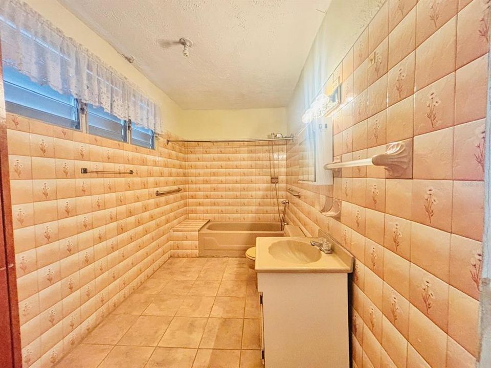 Под контрактом: $182,000 (3 спален, 2 ванн, 0 Квадратных фут)